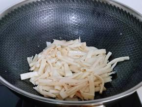 再加入焯过水的杏鲍菇丝翻炒。