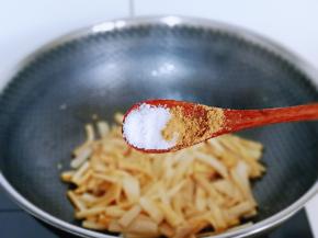 按个人口味加入盐与十三香。