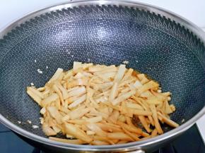 中小火翻炒2分钟，使杏鲍菇彻底熟透。