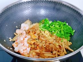 加入青椒，麻辣扇贝肉，虾仁。