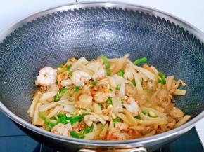 中火翻炒1分钟出锅。