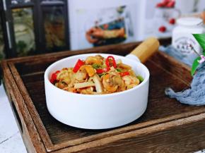 有扇贝肉，有红虾仁，青椒，杏鲍菇，美味佳肴。