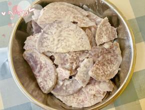 先做香芋泥：芋头蒸熟。