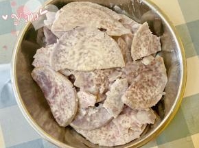 先做香芋泥：芋头蒸熟。