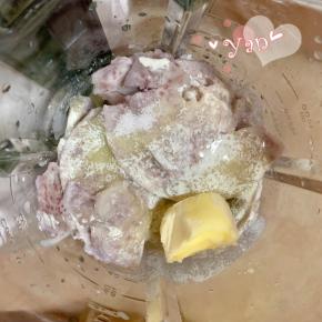 蒸熟的芋头+细砂糖+淡奶油+黄油+适量紫薯粉放入料理机。