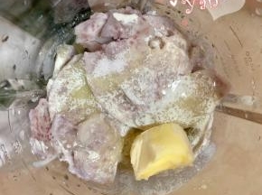 蒸熟的芋头+细砂糖+淡奶油+黄油+适量紫薯粉放入料理机。