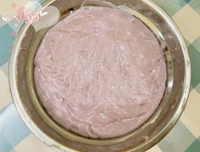 搅拌至细腻，然后放入不粘锅中小火炒软。