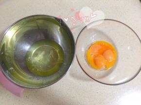 做蛋糕胚：四个鸡蛋分离蛋黄蛋清至无油无水的盆里。