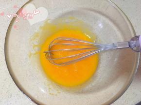 蛋黄+玉米油搅匀。