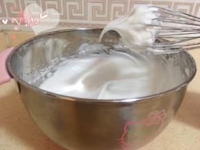 蛋清+糖打发至提起打蛋头有长弯钩即可。