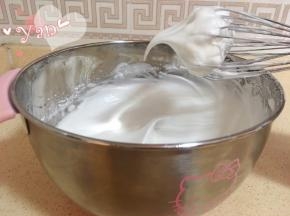 蛋清+糖打发至提起打蛋头有长弯钩即可。