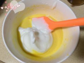 舀一大勺蛋白到蛋黄糊里。