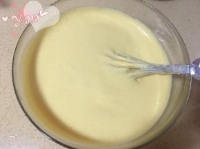 翻拌均匀后倒入蛋白盆里，再翻拌均匀。