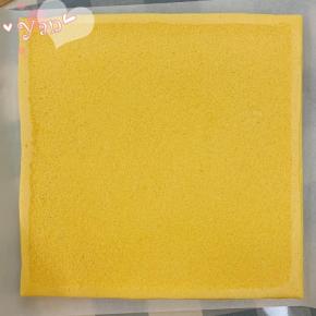 出炉立即提着油布移到晾网上。晾凉翻面，揭去油布，毛巾面出来。