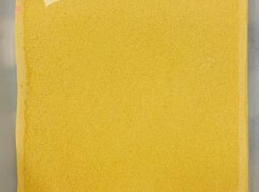 出炉立即提着油布移到晾网上。晾凉翻面，揭去油布，毛巾面出来。