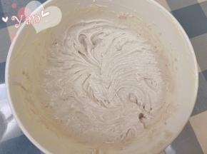 接着做香芋奶油馅：淡奶油+细砂糖打至6分发，稍有纹路加入150g芋泥，搅打均匀。