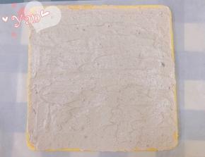 蛋糕（正卷、反卷都可以）尾端切成斜角，抹上香芋奶油。