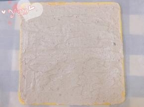 蛋糕（正卷、反卷都可以）尾端切成斜角，抹上香芋奶油。