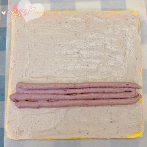 挤入紫薯芋泥。