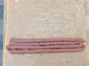 挤入紫薯芋泥。