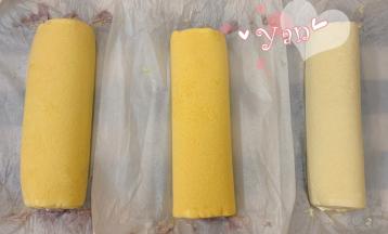 用擀面杖卷住油纸，顺势往上推，卷起来，两边跟拧糖一样拧起来。放入冰箱冷藏半小时后再切块食用。