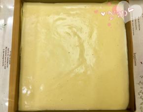 将蛋糕面糊倒入烤盘里。