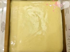 将蛋糕面糊倒入烤盘里。