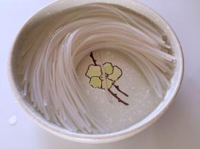 干粉条用水浸泡2-3小时