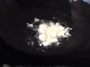 油锅烧热，放入蒜片爆香