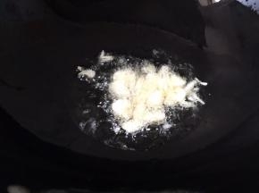 油锅烧热，放入蒜片爆香