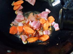 放入五香粉炒匀