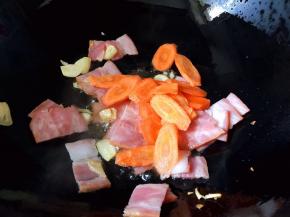放入胡萝卜片翻炒