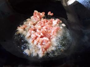 油锅烧热，放入肉丁翻炒片刻