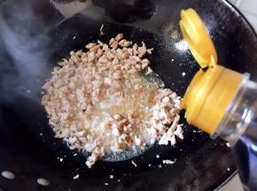 倒入生抽