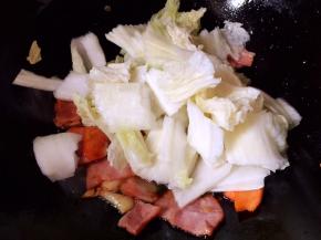 放入白菜翻炒片刻