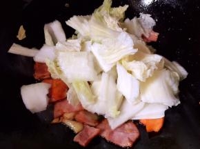 放入白菜翻炒片刻