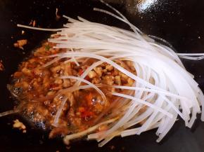 放入粉条翻炒均匀