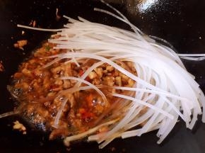 放入粉条翻炒均匀