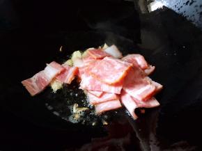 放入培根翻炒片刻