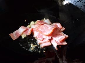 放入培根翻炒片刻