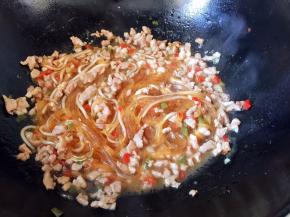 收浓汤汁熄火撒蒜末