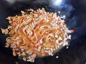 收浓汤汁熄火撒蒜末
