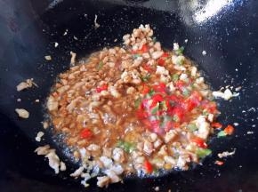 放入辣椒碎翻炒