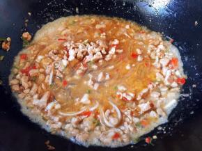 放适量清水煮沸