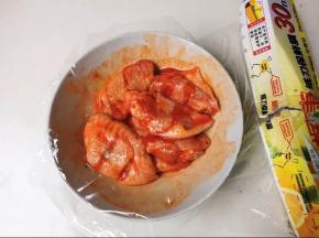 放入鸡翅，拌匀按摩泡开，用保鲜膜封碗口放入冰箱冷藏一晚再烤比较入味