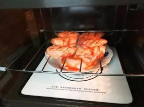 烤架抹点油放上鸡翅放入微波炉