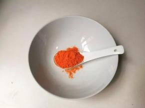 取12克香甜烤肉料放碗里