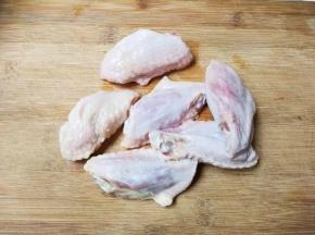 鸡翅洗净沥干水