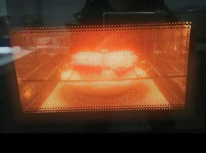 选择烤鸡按键十分钟，中途翻面一下再烤。