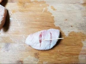 正反两面划切两刀，正反两面用牙签扎一扎小孔，这样容易入味